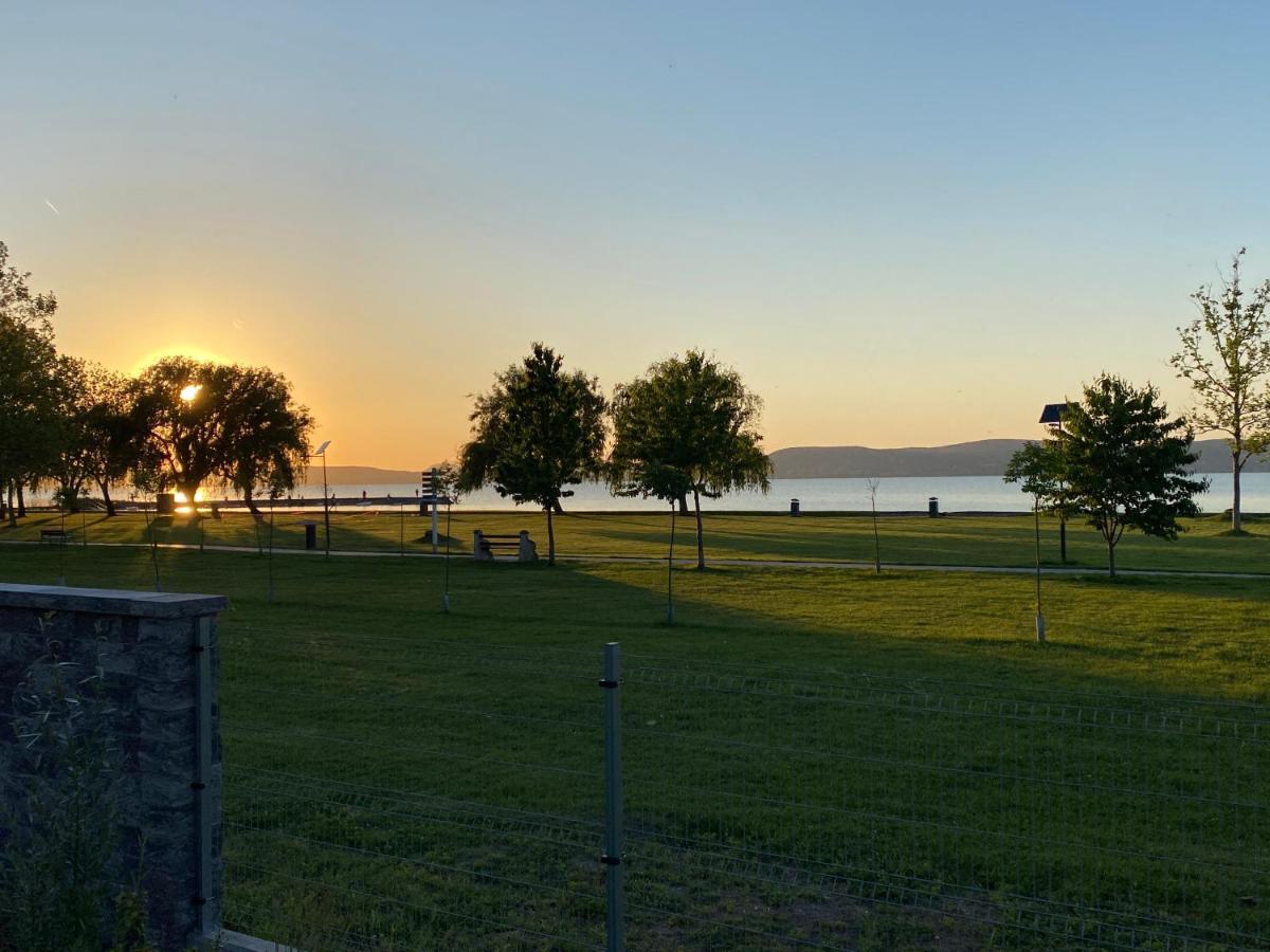 Bonnie-Premium Lelle Waterfront Private Apartment Balatonlelle Esterno foto